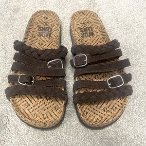 Muk Luks sandals size 6